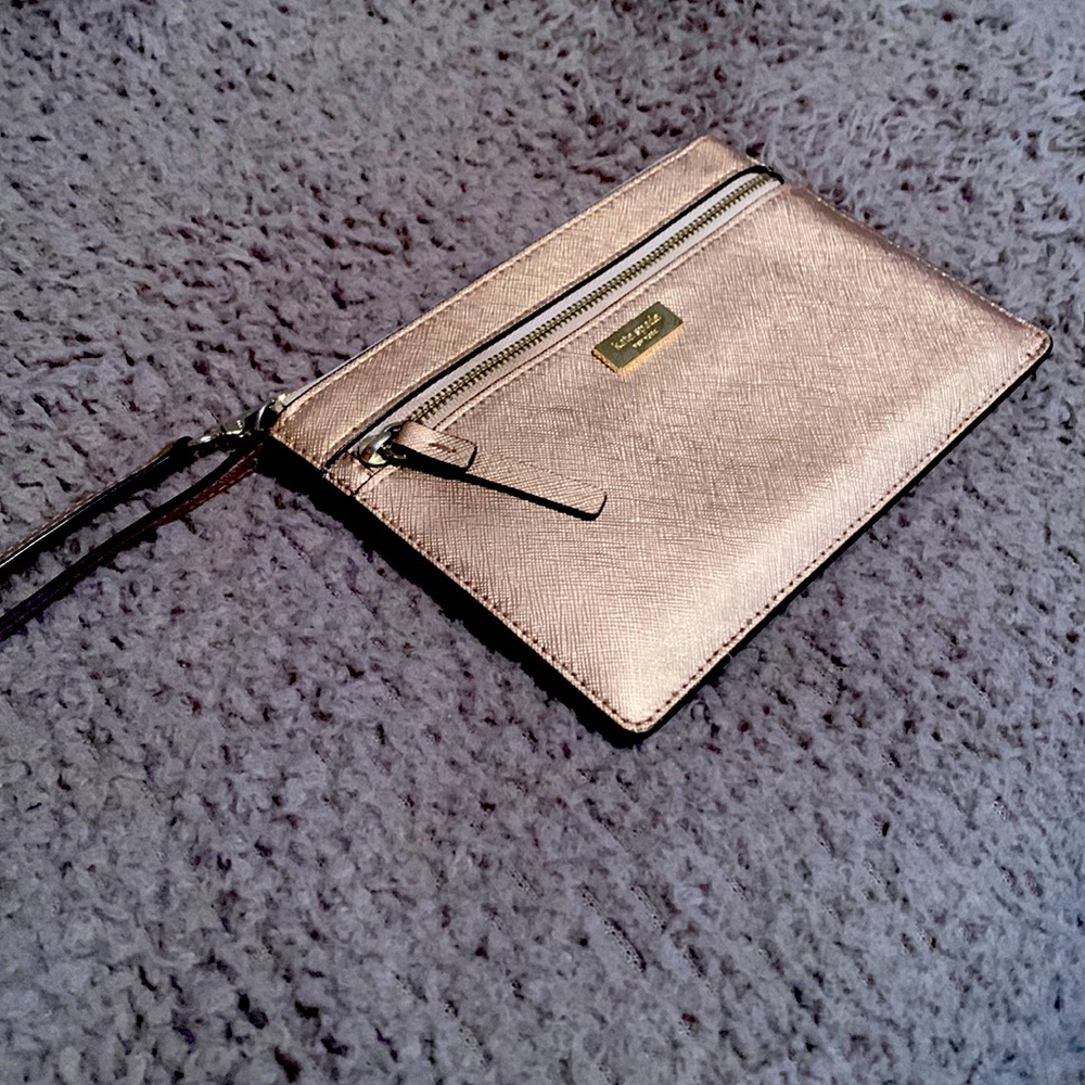 Kate spade rose gold wristlet. No scratches/tears on the inside or outside. $18